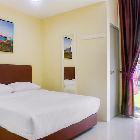 Oyo 90090 Roselyn Inn 2 Пасир-Гуданг Экстерьер фото