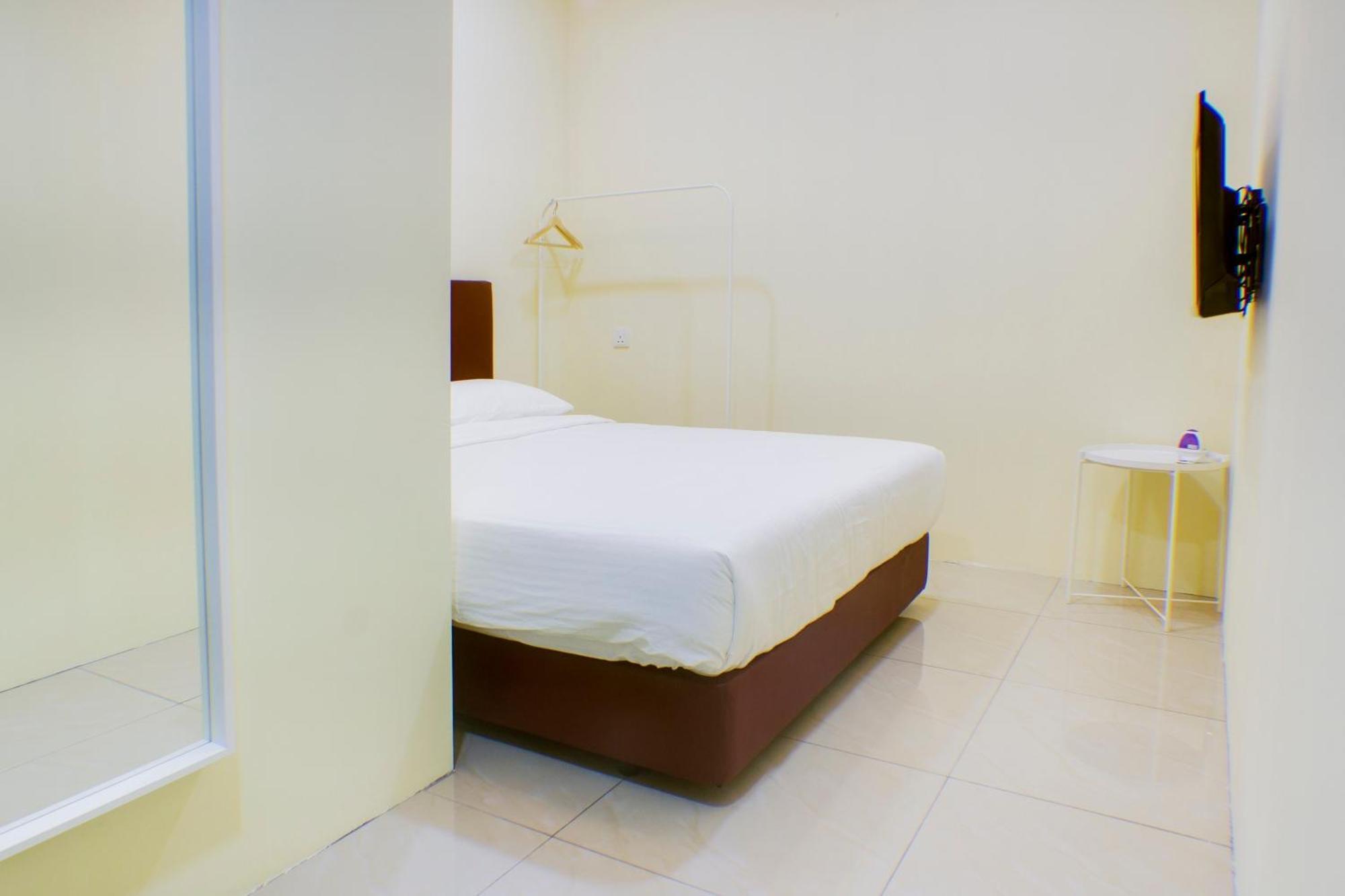Oyo 90090 Roselyn Inn 2 Пасир-Гуданг Экстерьер фото